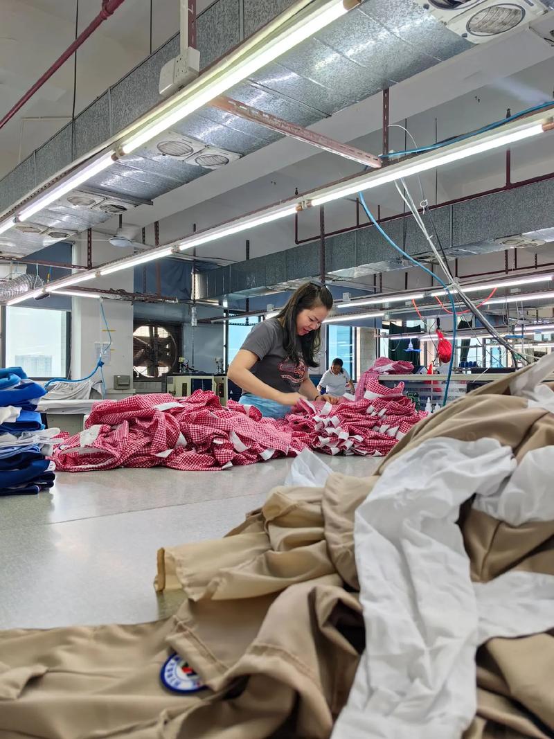 現(xiàn)貨校服 #工廠實(shí)拍視頻 #帶你走進(jìn)服裝廠 #上班也瘋狂